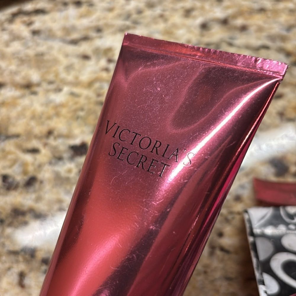 Victoria Secrets Bombshell lotion - Picture 7 of 7